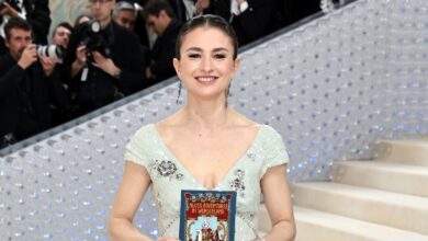 5 Things About Anna Wintour’s ‘Vogue’ Replacement Editor – Hollywood Life