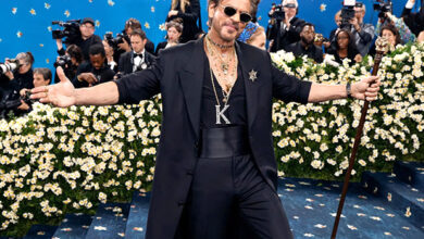 King team urges fans to stop sharing leaked set photos and videos of Shah Rukh Khan starrer : Bollywood News