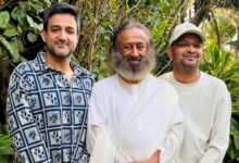 EXCLUSIVE: Siddharth Anand holds a special interaction with Gurudev Sri Sri Ravi Shankar; says “White is the story of the GLORY of India” : Bollywood News