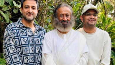 EXCLUSIVE: Siddharth Anand holds a special interaction with Gurudev Sri Sri Ravi Shankar; says “White is the story of the GLORY of India” : Bollywood News